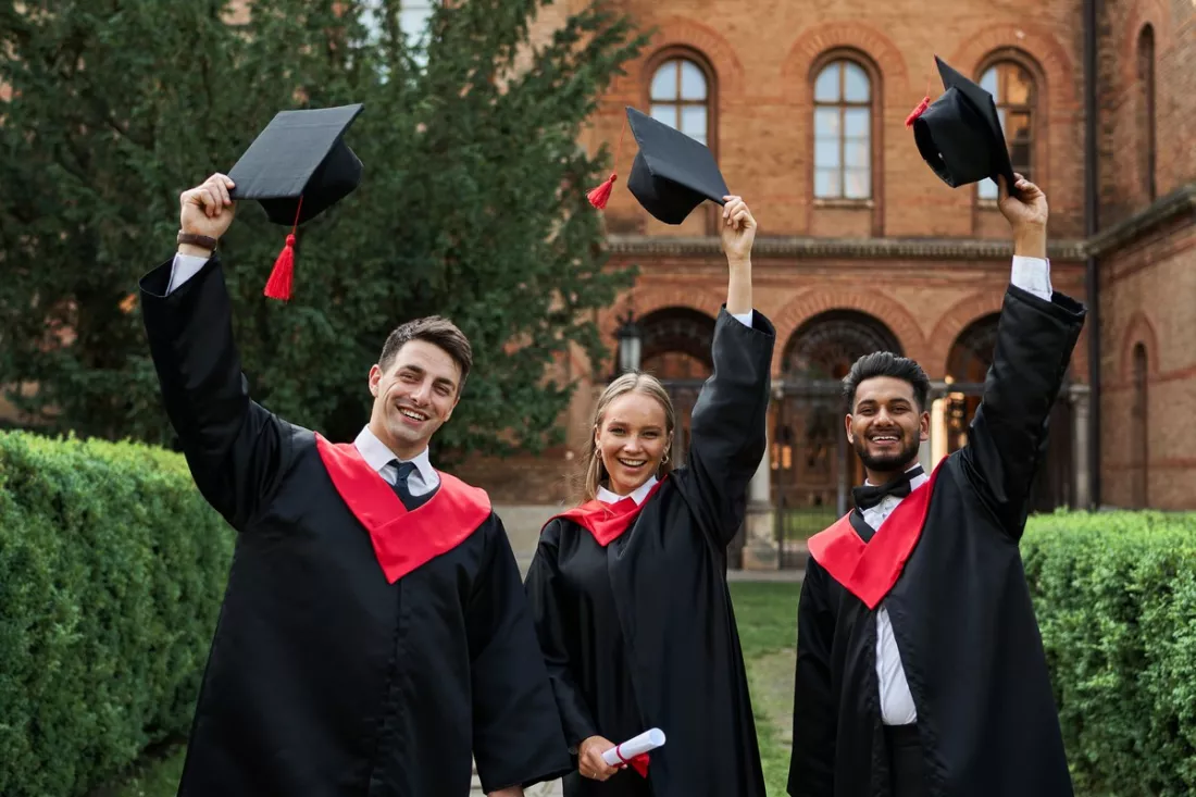 Internationale Absolventen feiern auf dem Campus