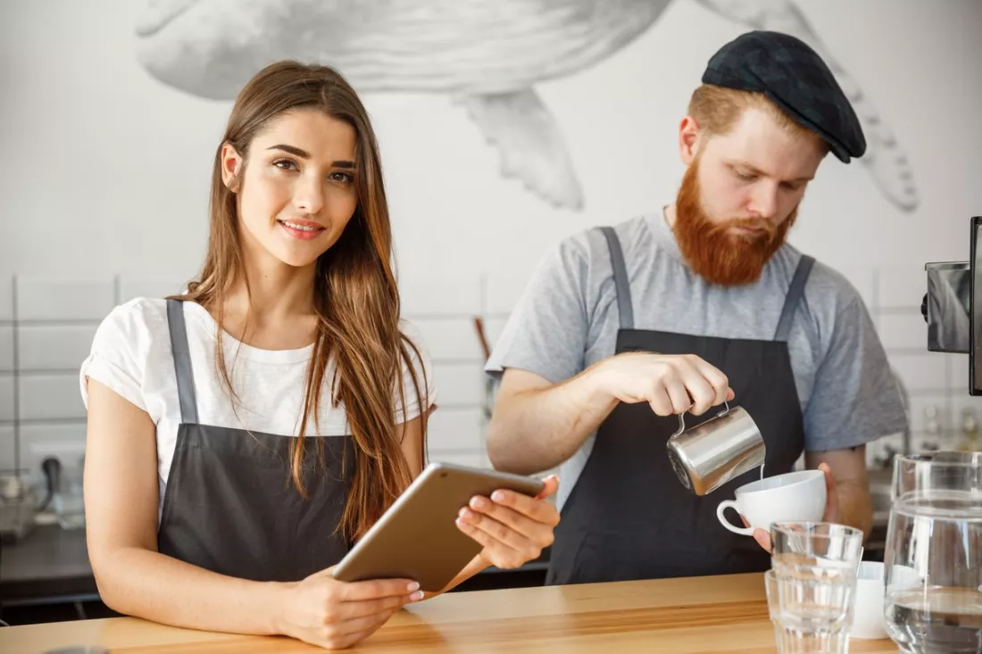 Studierende beim Sommerjob in einem Café