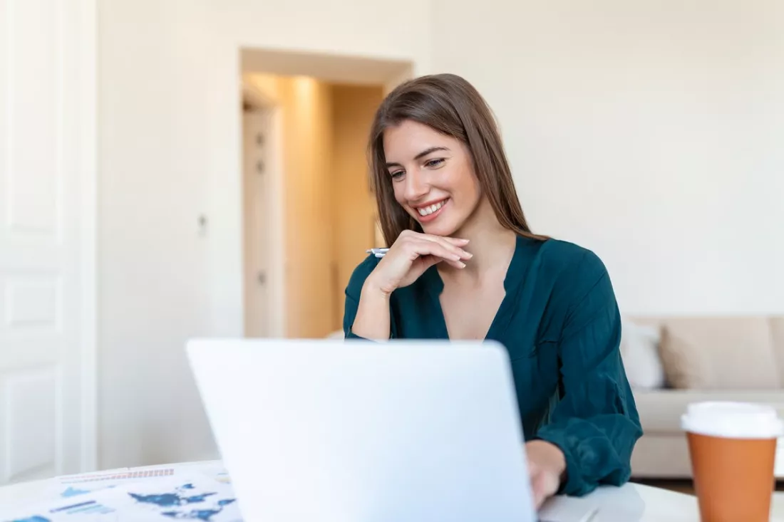 Junge Frau sucht am Laptop nach Jobs