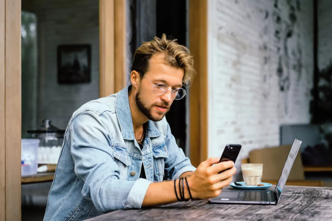 Junger Mann verschickt eine Bewerbung